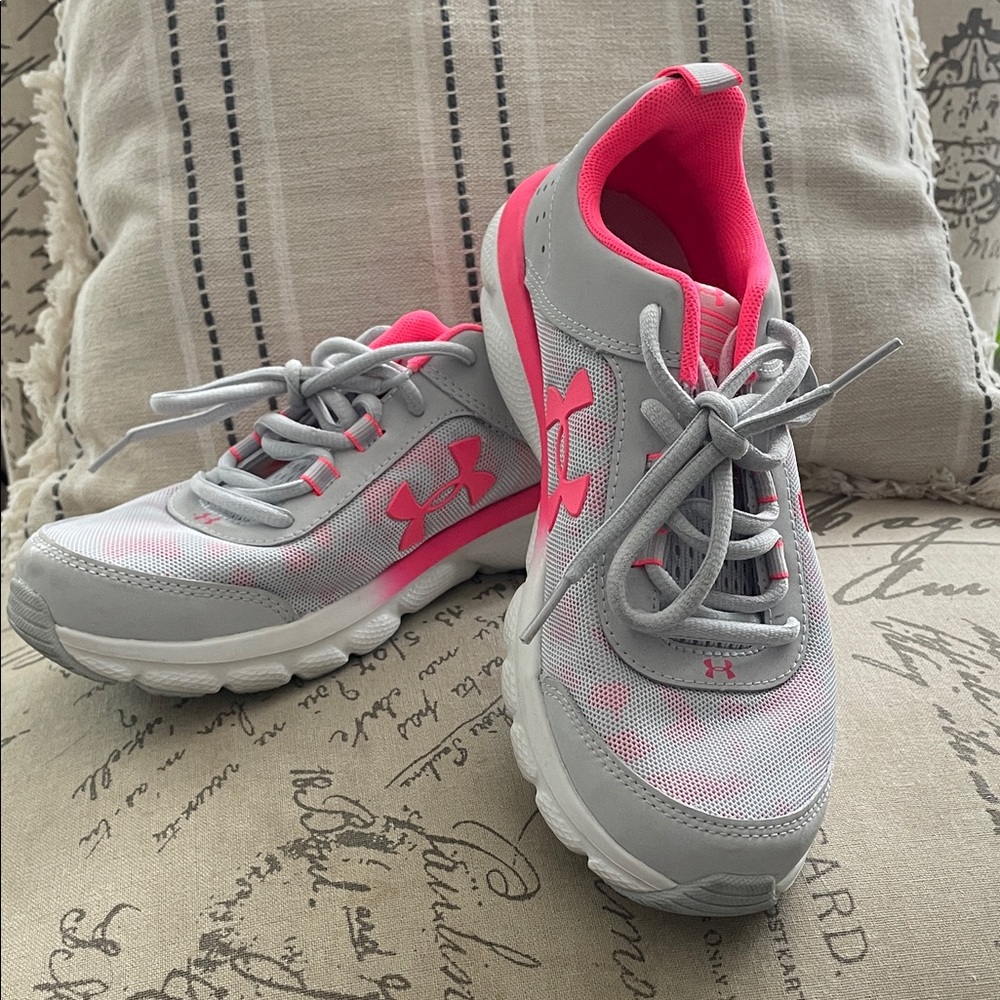 Under Armour Kids Sneakers in Light Gray and Bright Pink